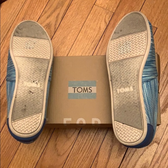 EUC Women’s Toms Classic - Picture 2 of 3
